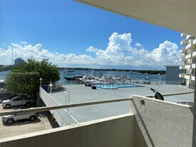 7904 West Dr in North Bay Village, FL - Building Photo