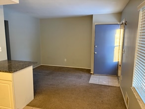 19815 E 14 Mile Rd, Unit 19817 in Clinton Township, MI - Foto de edificio - Building Photo