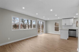 8 Teatown Ct in Carmel, NY - Foto de edificio - Building Photo