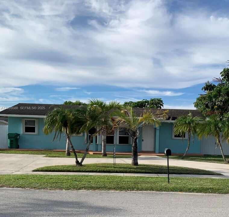 14300 SW 105th Ave in Miami, FL - Building Photo