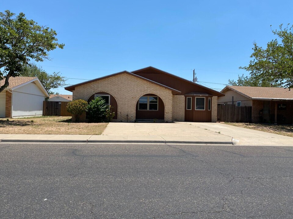 1730 E 53rd St in Odessa, TX - Building Photo