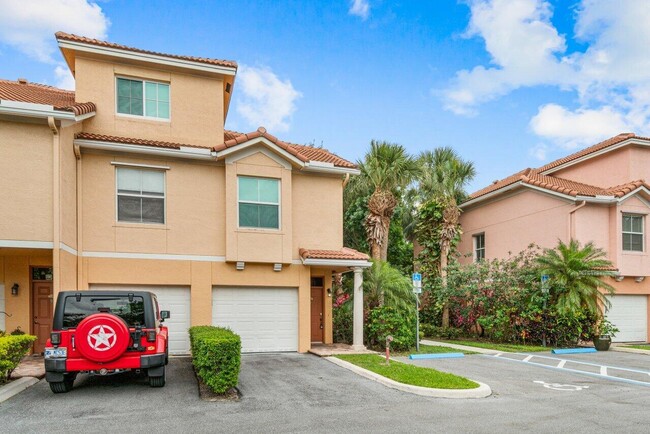 2030 Alta Meadows Ln in Delray Beach, FL - Foto de edificio - Building Photo