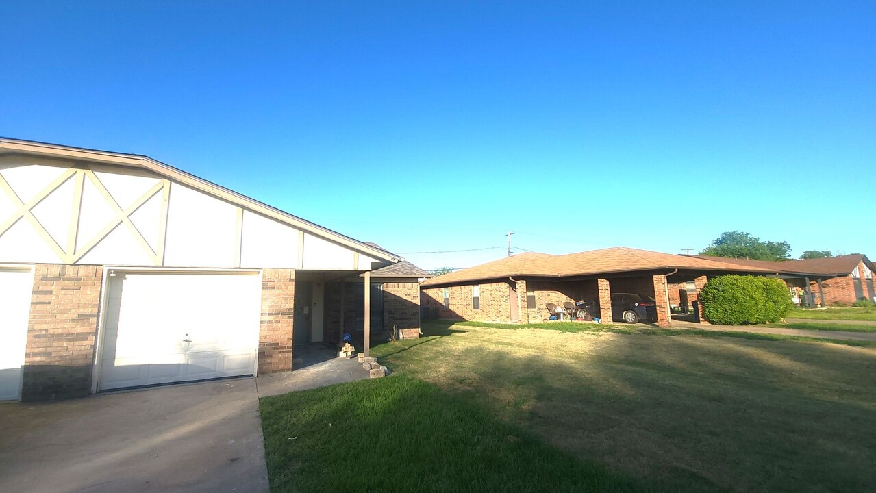 212-214 Meador Ln in Burleson, TX - Building Photo