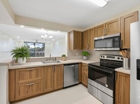 2820 Somerset Dr in Lauderdale Lakes, FL - Building Photo