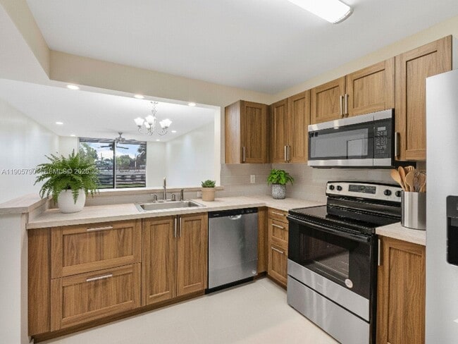 property at 2820 Somerset Dr