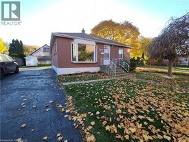 318 Melvin Ave in Hamilton, ON - Building Photo