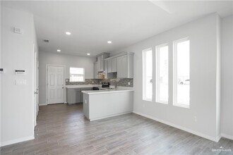 32 Puffin Ave in McAllen, TX - Building Photo - Building Photo