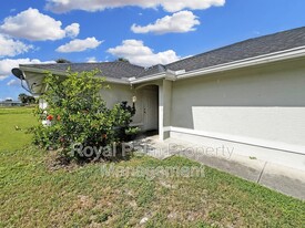 201 Schoolside Dr in Lehigh Acres, FL - Building Photo - Building Photo