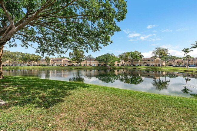 351 Palm Way in Pembroke Pines, FL - Building Photo - Building Photo
