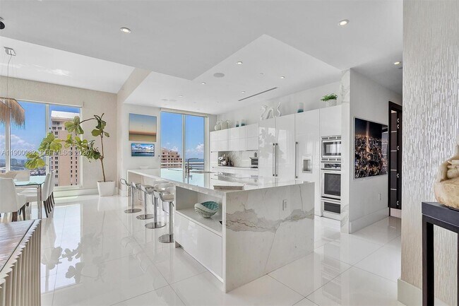 900 Brickell Key Blvd in Miami, FL - Foto de edificio - Building Photo