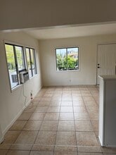 15231 Acre St, Unit D in North Hills, CA - Foto de edificio - Building Photo