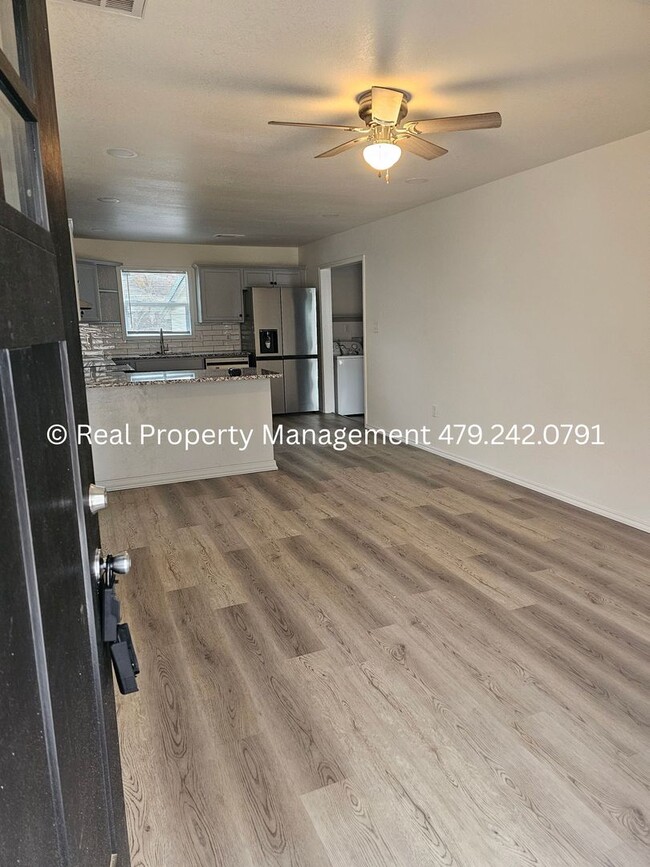 407 Hemlock St in Van Buren, AR - Foto de edificio - Building Photo