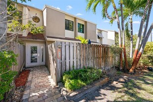 340 City View Dr in Fort Lauderdale, FL - Building Photo