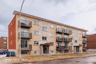 535 De Royan Rue in Laval, QC - Building Photo