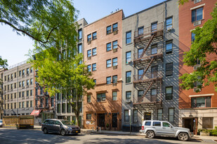 424 W 49th St in New York, NY - Building Photo