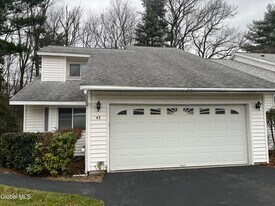 43 Green Meadow Dr in Clifton Park, NY - Building Photo