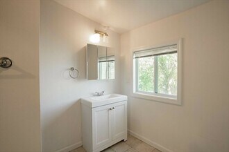 92 Maple St, Unit 92 Maple Street in Boston, MA - Foto de edificio - Building Photo