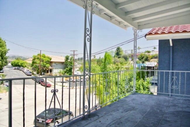 1200 Laveta Terrace in Los Angeles, CA - Building Photo - Building Photo