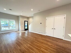 211 24th Ave NE in Minneapolis, MN - Building Photo - Building Photo
