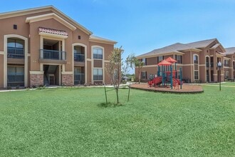 1100 S Stewart Blvd in Alton, TX - Foto de edificio - Building Photo