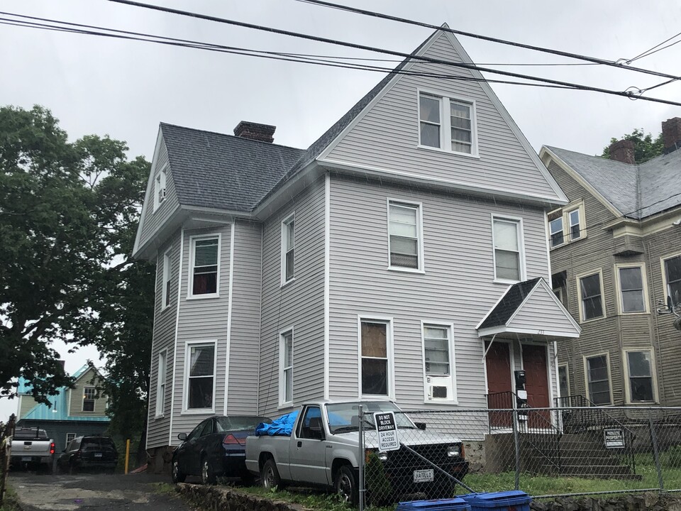 233 Willow St in Waterbury, CT - Building Photo