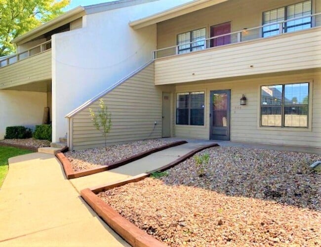 11140 N Stratford Dr in Oklahoma City, OK - Building Photo - Building Photo