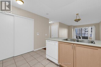 25 Kingsbridge Garden Cir in Mississauga, ON - Building Photo - Building Photo