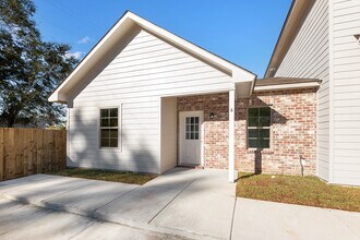 8064 Cecil Dr, Unit 1 in Denham Springs, LA - Foto de edificio - Building Photo