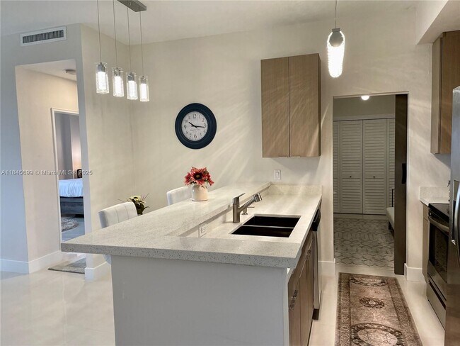 10185 Collins Ave in Bal Harbour, FL - Building Photo - Building Photo