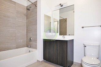 207 N Garland Ct in Chicago, IL - Building Photo - Building Photo