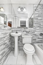 95 Perry St, Unit 17 in New York, NY - Foto de edificio - Building Photo