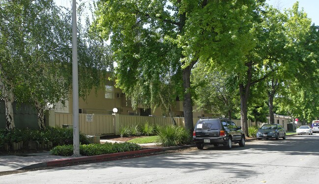 Birchwood Garden Apartments in Fremont, CA - Foto de edificio - Building Photo