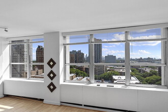 655 W Irving Park Rd in Chicago, IL - Building Photo - Building Photo