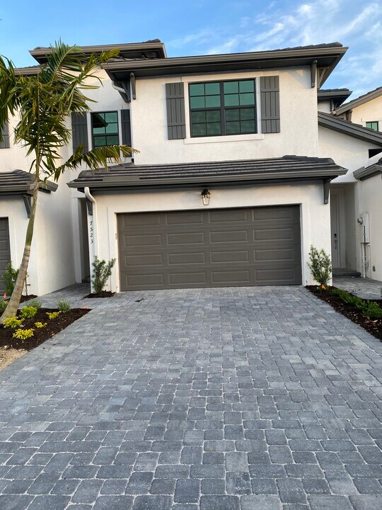 7523 Morgan Way in Naples, FL - Building Photo