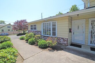 5603-5617 NE Everett St in Portland, OR - Building Photo - Building Photo