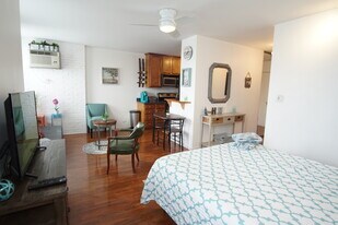 636 W Webster Ave, Unit 401 in Chicago, IL - Building Photo