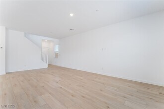 105 Cameron Chase Ave in Henderson, NV - Building Photo - Building Photo