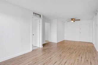 4801 NW 7th St in Miami, FL - Building Photo - Building Photo