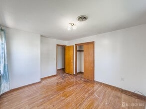 19 Holmes St in Carteret, NJ - Foto de edificio - Building Photo