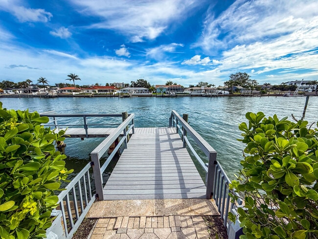 221 Howard Dr in Belleair Beach, FL - Building Photo - Building Photo