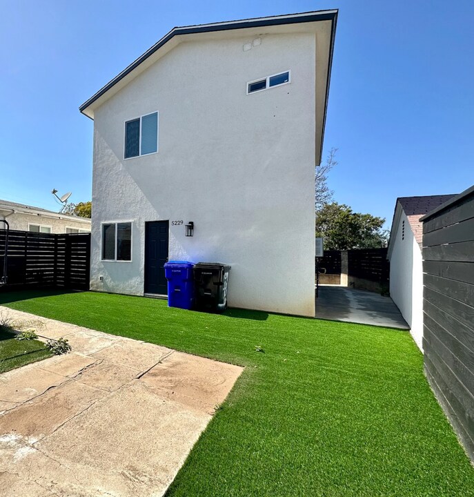 5229 E Falls View Dr in San Diego, CA - Foto de edificio
