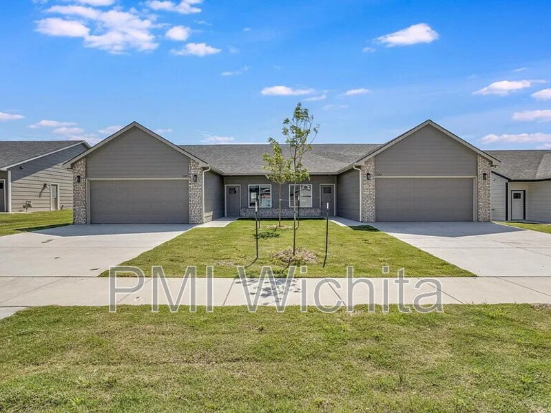 5242 N Cypress Cir in Wichita, KS - Building Photo