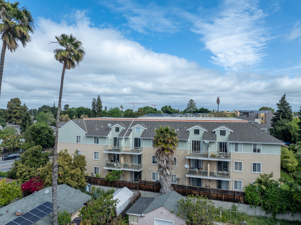 2330 University Ave in East Palo Alto, CA - Foto de edificio