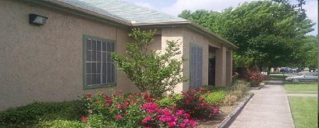 Mount Zion Sheltering Arms Apartments in San Antonio, TX - Foto de edificio - Building Photo