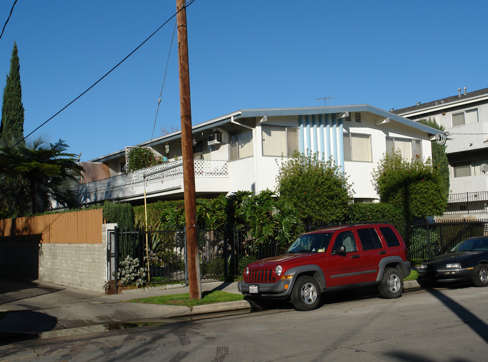 5017 Denny Ave in North Hollywood, CA - Building Photo