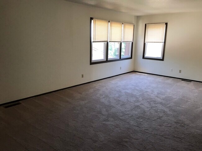 512 Breezy Point Dr in Clinton, IA - Building Photo - Building Photo