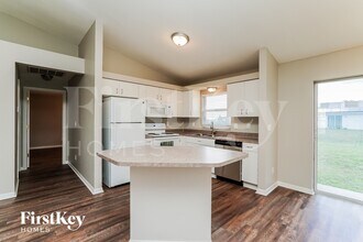 2105 NW 1st Pl in Cape Coral, FL - Foto de edificio - Building Photo