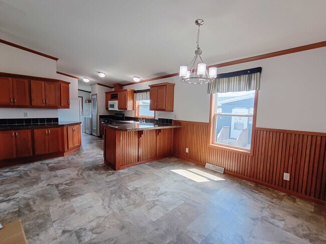 2010 Peregrine Ave NW in Stewartville, MN - Foto de edificio - Building Photo