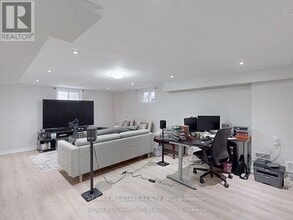 896 Kennedy Rd in Toronto, ON - Building Photo - Building Photo