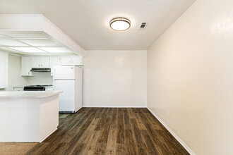 Ozmun Apartments in Lawton, OK - Building Photo - Building Photo